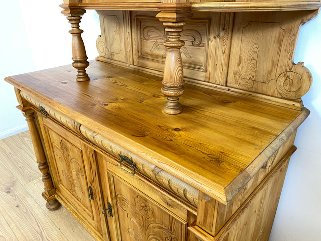 WMK # Elegante und gut erhaltene nordische antike Aufsatzanrichte aus vollem Holz mit handgeschnitzter Ornamentik # Anrichte Aufsatzbuffet Bauernschrank Buffet Büfett Barock Weichholz Vintage Berlin