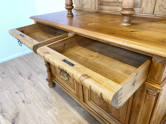 WMK # Elegante und gut erhaltene nordische antike Aufsatzanrichte aus vollem Holz mit handgeschnitzter Ornamentik # Anrichte Aufsatzbuffet Bauernschrank Buffet Büfett Barock Weichholz Vintage Berlin
