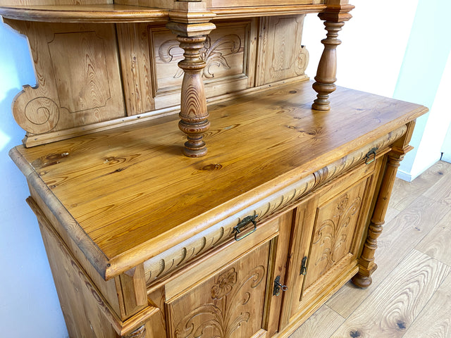 WMK # Elegante und gut erhaltene nordische antike Aufsatzanrichte aus vollem Holz mit handgeschnitzter Ornamentik # Anrichte Aufsatzbuffet Bauernschrank Buffet Büfett Barock Weichholz Vintage Berlin