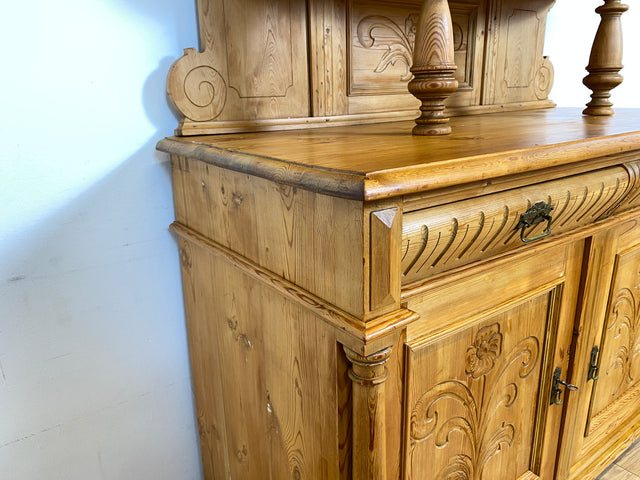 WMK # Elegante und gut erhaltene nordische antike Aufsatzanrichte aus vollem Holz mit handgeschnitzter Ornamentik # Anrichte Aufsatzbuffet Bauernschrank Buffet Büfett Barock Weichholz Vintage Berlin