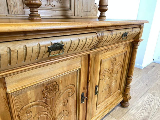 WMK # Elegante und gut erhaltene nordische antike Aufsatzanrichte aus vollem Holz mit handgeschnitzter Ornamentik # Anrichte Aufsatzbuffet Bauernschrank Buffet Büfett Barock Weichholz Vintage Berlin