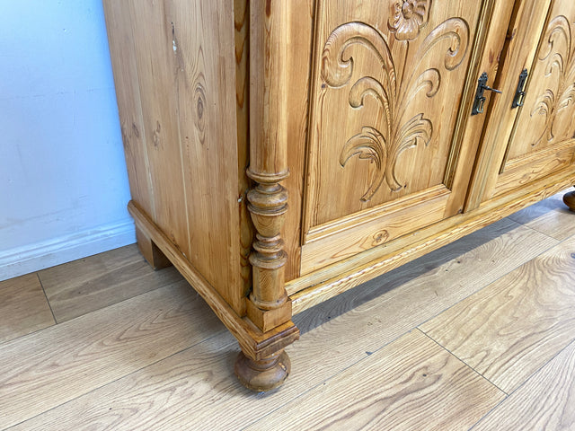 WMK # Elegante und gut erhaltene nordische antike Aufsatzanrichte aus vollem Holz mit handgeschnitzter Ornamentik # Anrichte Aufsatzbuffet Bauernschrank Buffet Büfett Barock Weichholz Vintage Berlin