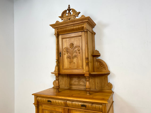 WMK # Elegante und gut erhaltene nordische antike Aufsatzanrichte aus vollem Holz mit handgeschnitzter Ornamentik # Anrichte Aufsatzbuffet Bauernschrank Buffet Büfett Barock Weichholz Vintage Berlin