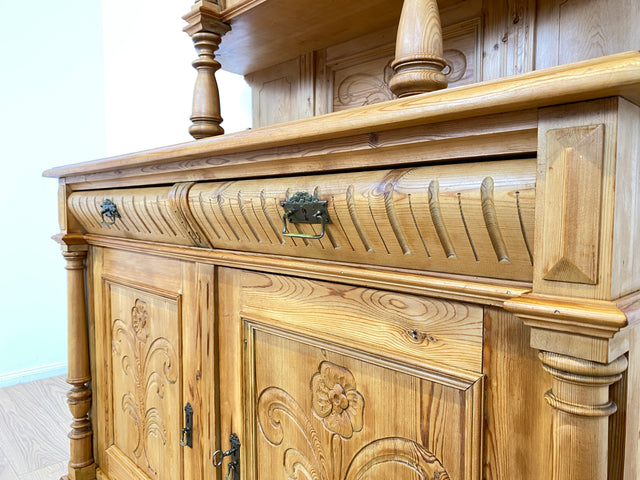 WMK # Elegante und gut erhaltene nordische antike Aufsatzanrichte aus vollem Holz mit handgeschnitzter Ornamentik # Anrichte Aufsatzbuffet Bauernschrank Buffet Büfett Barock Weichholz Vintage Berlin