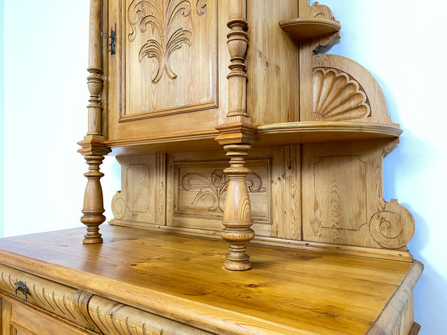 WMK # Elegante und gut erhaltene nordische antike Aufsatzanrichte aus vollem Holz mit handgeschnitzter Ornamentik # Anrichte Aufsatzbuffet Bauernschrank Buffet Büfett Barock Weichholz Vintage Berlin