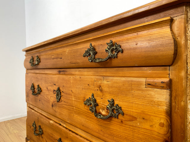 WMK I Wunderschöne nordische antike Kommode aus vollem Holz mit Schubladen und Messinggriffen I Schubladenkommode Wäschekommode Schrank Wickelkommode Chest Weichholz Barock Rokoko Vintage Berlin Köln