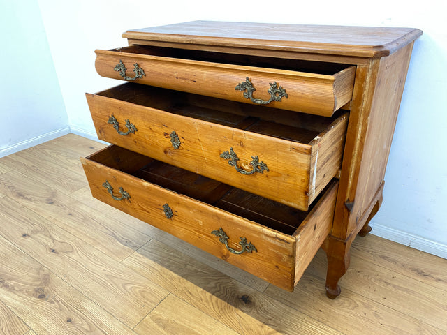 WMK I Wunderschöne nordische antike Kommode aus vollem Holz mit Schubladen und Messinggriffen I Schubladenkommode Wäschekommode Schrank Wickelkommode Chest Weichholz Barock Rokoko Vintage Berlin Köln