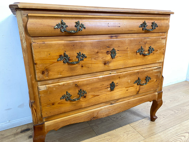 WMK I Wunderschöne nordische antike Kommode aus vollem Holz mit Schubladen und Messinggriffen I Schubladenkommode Wäschekommode Schrank Wickelkommode Chest Weichholz Barock Rokoko Vintage Berlin Köln