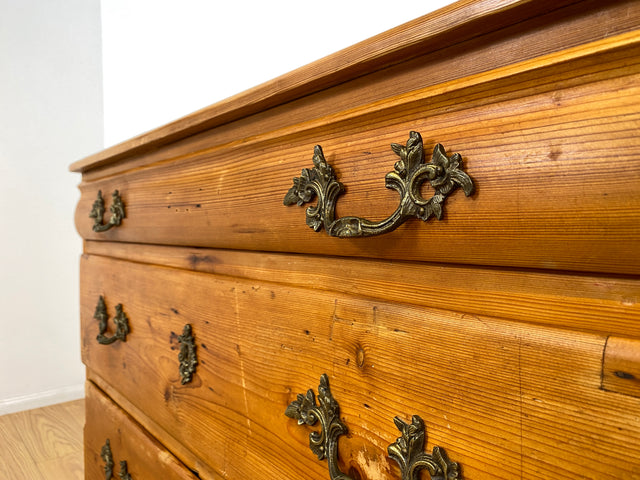 WMK I Wunderschöne nordische antike Kommode aus vollem Holz mit Schubladen und Messinggriffen I Schubladenkommode Wäschekommode Schrank Wickelkommode Chest Weichholz Barock Rokoko Vintage Berlin Köln