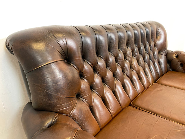 WMK I Charaktervolles original Englisches Chesterfield Sofa mit handgeknöpftem gestepptem Echt Leder Bezug und perfekter Patina I Sofa Couch Ledersofa Ledercouch 3-Sitzer Sitzgarnitur Leather Vintage