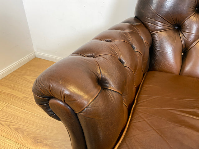 WMK I Charaktervolles original Englisches Chesterfield Sofa mit handgeknöpftem gestepptem Echt Leder Bezug und perfekter Patina I Sofa Couch Ledersofa Ledercouch 3-Sitzer Sitzgarnitur Leather Vintage