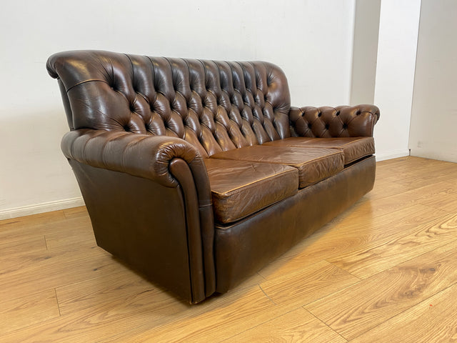 WMK I Charaktervolles original Englisches Chesterfield Sofa mit handgeknöpftem gestepptem Echt Leder Bezug und perfekter Patina I Sofa Couch Ledersofa Ledercouch 3-Sitzer Sitzgarnitur Leather Vintage