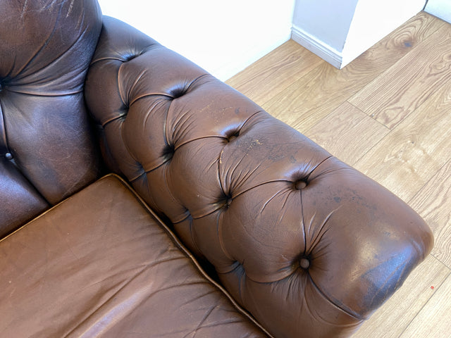 WMK I Charaktervolles original Englisches Chesterfield Sofa mit handgeknöpftem gestepptem Echt Leder Bezug und perfekter Patina I Sofa Couch Ledersofa Ledercouch 3-Sitzer Sitzgarnitur Leather Vintage
