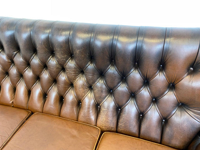 WMK I Charaktervolles original Englisches Chesterfield Sofa mit handgeknöpftem gestepptem Echt Leder Bezug und perfekter Patina I Sofa Couch Ledersofa Ledercouch 3-Sitzer Sitzgarnitur Leather Vintage