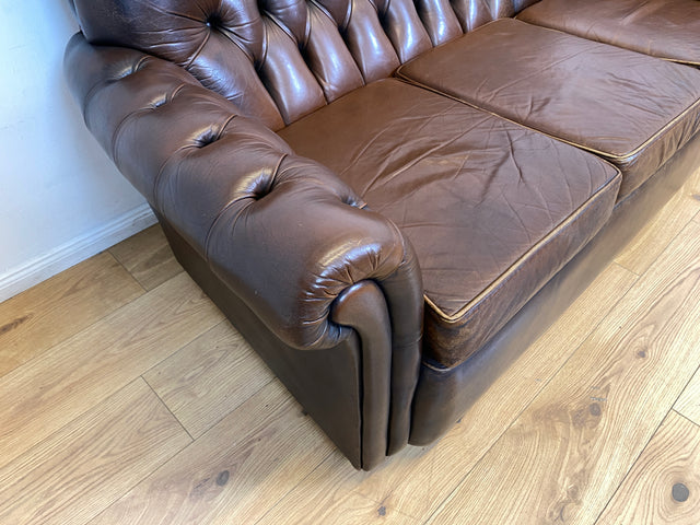 WMK I Charaktervolles original Englisches Chesterfield Sofa mit handgeknöpftem gestepptem Echt Leder Bezug und perfekter Patina I Sofa Couch Ledersofa Ledercouch 3-Sitzer Sitzgarnitur Leather Vintage
