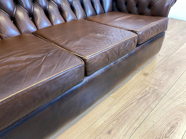 WMK I Charaktervolles original Englisches Chesterfield Sofa mit handgeknöpftem gestepptem Echt Leder Bezug und perfekter Patina I Sofa Couch Ledersofa Ledercouch 3-Sitzer Sitzgarnitur Leather Vintage