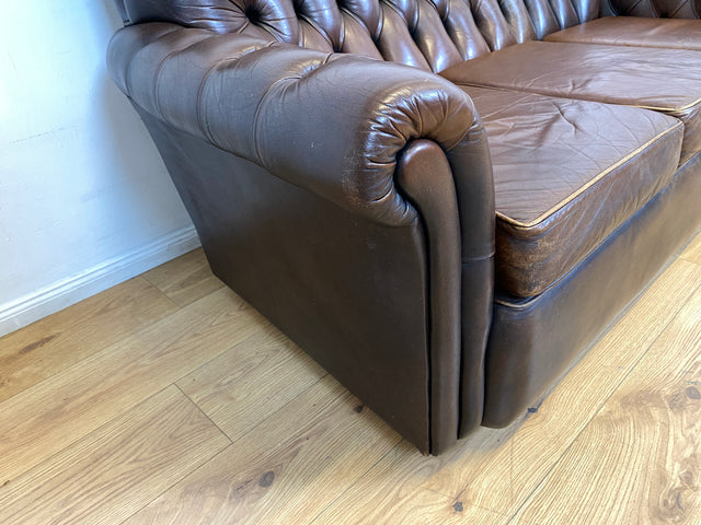 WMK I Charaktervolles original Englisches Chesterfield Sofa mit handgeknöpftem gestepptem Echt Leder Bezug und perfekter Patina I Sofa Couch Ledersofa Ledercouch 3-Sitzer Sitzgarnitur Leather Vintage