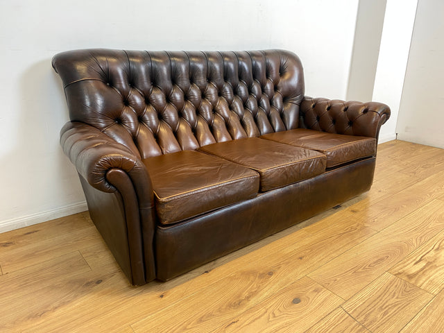 WMK I Charaktervolles original Englisches Chesterfield Sofa mit handgeknöpftem gestepptem Echt Leder Bezug und perfekter Patina I Sofa Couch Ledersofa Ledercouch 3-Sitzer Sitzgarnitur Leather Vintage