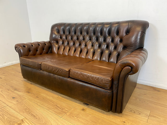 WMK I Charaktervolles original Englisches Chesterfield Sofa mit handgeknöpftem gestepptem Echt Leder Bezug und perfekter Patina I Sofa Couch Ledersofa Ledercouch 3-Sitzer Sitzgarnitur Leather Vintage