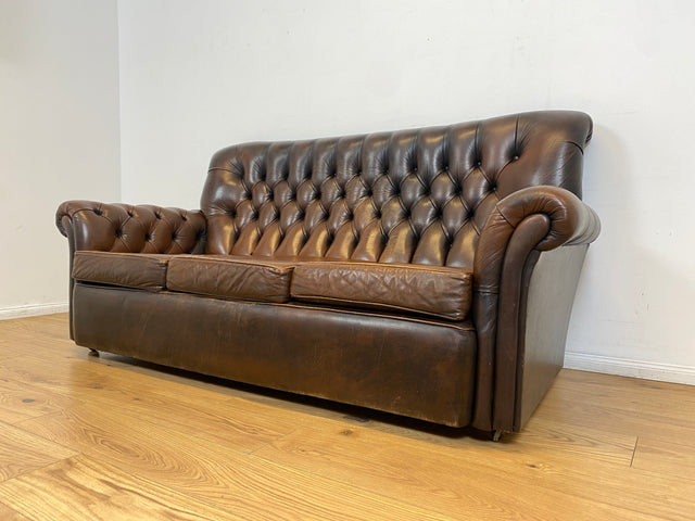 WMK I Charaktervolles original Englisches Chesterfield Sofa mit handgeknöpftem gestepptem Echt Leder Bezug und perfekter Patina I Sofa Couch Ledersofa Ledercouch 3-Sitzer Sitzgarnitur Leather Vintage