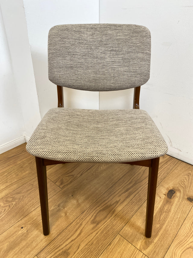 WMK I Set aus 4 hochwertigen skandinavischen Mid-Century Esszimmerstühlen mit naturbeigem Originalbezug & Walnuss Rahmen I Stühle Küchenstühle Dining Chairs Holz Polster Vintage Berlin Bochum Dresden