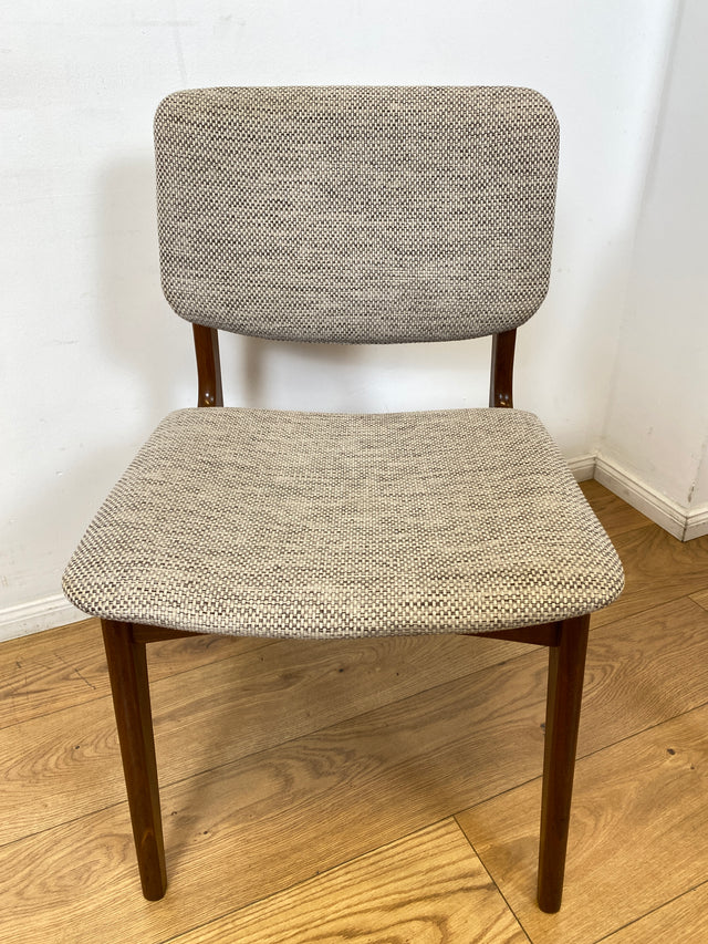 WMK I Set aus 4 hochwertigen skandinavischen Mid-Century Esszimmerstühlen mit naturbeigem Originalbezug & Walnuss Rahmen I Stühle Küchenstühle Dining Chairs Holz Polster Vintage Berlin Bochum Dresden