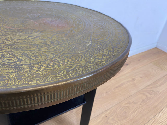 WMK I Versand möglich I Schöner runder 1930er Jahre Art Deco Rauchertisch mit geprägtem Messing Beschlagen und Ablage