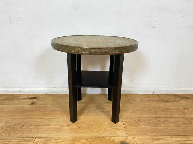 WMK I Versand möglich I Schöner runder 1930er Jahre Art Deco Rauchertisch mit geprägtem Messing Beschlagen und Ablage