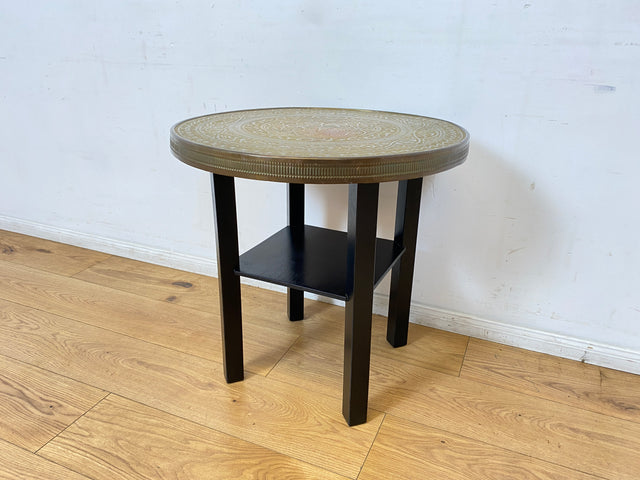 WMK I Versand möglich I Schöner runder 1930er Jahre Art Deco Rauchertisch mit geprägtem Messing Beschlagen und Ablage