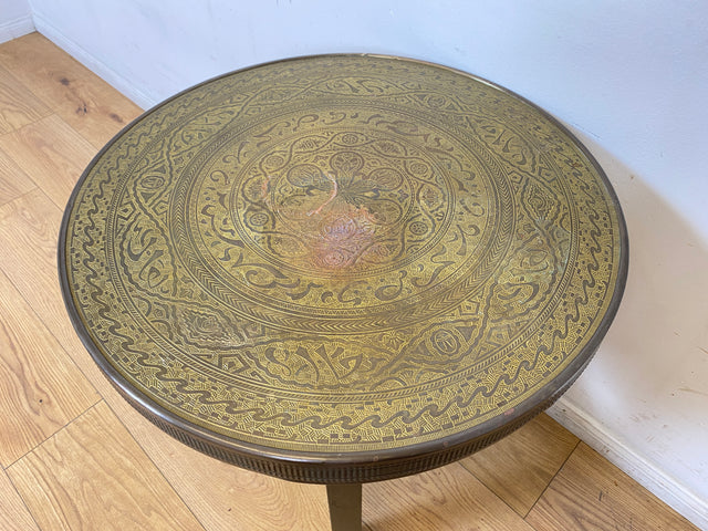 WMK I Versand möglich I Schöner runder 1930er Jahre Art Deco Rauchertisch mit geprägtem Messing Beschlagen und Ablage