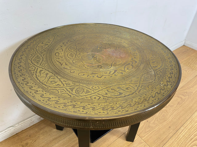 WMK I Versand möglich I Schöner runder 1930er Jahre Art Deco Rauchertisch mit geprägtem Messing Beschlagen und Ablage