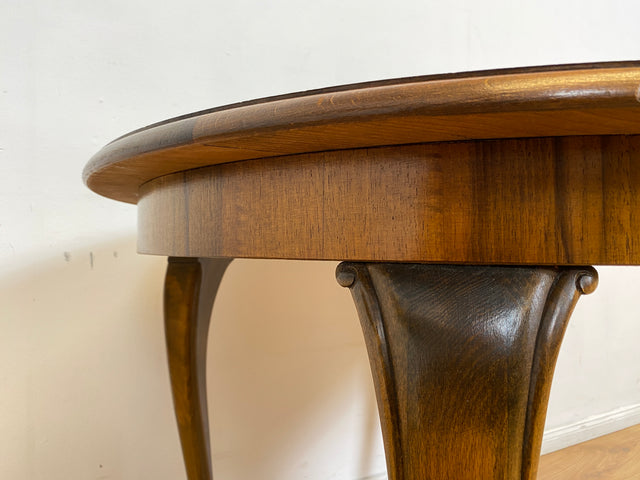 WMK # Eleganter und gut erhaltener runder 60er Jahre Chippendale Salontisch in Nussbaum mit formschönen Cabriole Füßen # Couchtisch niedriger Esstisch Kaffeetisch Coffee Table Barock Rokoko Vintage