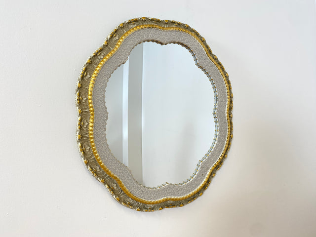 WMK I Besonders schöner runder 60er Jahre Spiegel im antiken Stil mit floralem gold-weißem Rahmen I Spiegel Garderobe Flur Bad Gilded Mirror Barock Rokoko Shabby Chic Hollywood Regency Vintage Berlin
