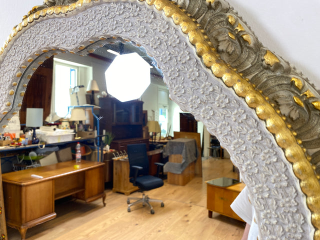 WMK I Besonders schöner runder 60er Jahre Spiegel im antiken Stil mit floralem gold-weißem Rahmen I Spiegel Garderobe Flur Bad Gilded Mirror Barock Rokoko Shabby Chic Hollywood Regency Vintage Berlin