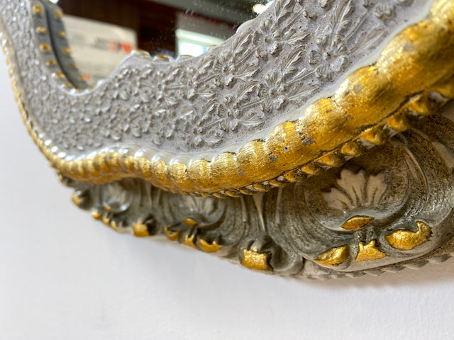 WMK I Besonders schöner runder 60er Jahre Spiegel im antiken Stil mit floralem gold-weißem Rahmen I Spiegel Garderobe Flur Bad Gilded Mirror Barock Rokoko Shabby Chic Hollywood Regency Vintage Berlin