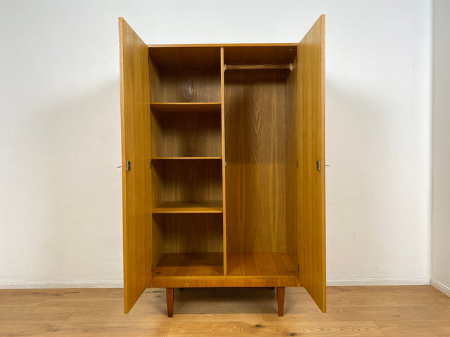 WMK I Stilvoller russischer Kleiderschrank aus 1970 in Nussbaum mit perfekter Aufteilung I Schrank Wäscheschrank Wardrobe Garderobe Dielenschrank 60er 70er Mid-Century Vintage Berlin Köln Stuttgart