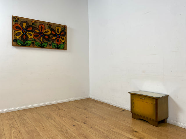 WMK I Formschöner Mid-Century Nachttisch mit Schublade & Messinggriffen