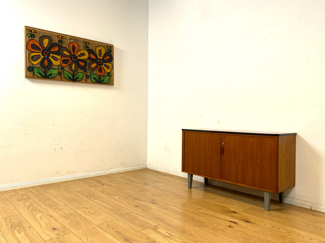 Stilvolles skandinavisches Vintage Sideboard in Teakholz mit Lamellen Schiebetüren und Metallfüßen I Kommode Schrank Tv Lowboard Aktenschrank Schuhkommode Mid-Century I