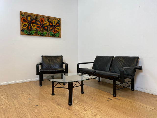 WMK # Stilvolles & hochwertiges Designersofa von Klöber aus 1996 mit Kunstleder Bezug auf schwarzem Metallrahmen # Sofa Couch Ledersofa Ledercouch Sitzbank Sitzgarnitur Büromöbel Praxismöbel Vintage