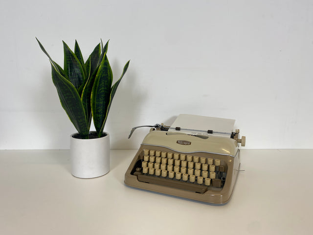 WMK Kultige, gut erhaltene und funktionsfähige mechanische Reiseschreibmaschine Typ Gabriele von Triumph , das Urmodell 3 aus den 1950-60ern # Schreibmaschine Typwriter Mid-Century Retro Vintage 50er