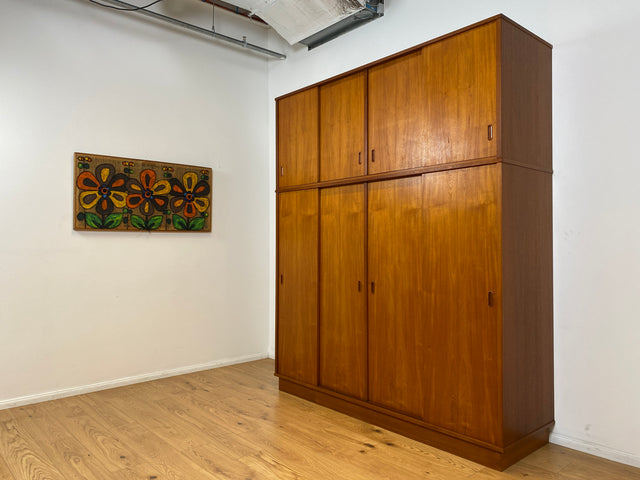 WMK # Sehr gut erhaltener großer skandinavischer Mid-Century Kleiderschrank in Teakholz mit Aufsatz und Schiebetüren  # Schrank Schlafzimmerschrank Wäscheschrank Wardrobe Danish Design Vintage Berlin
