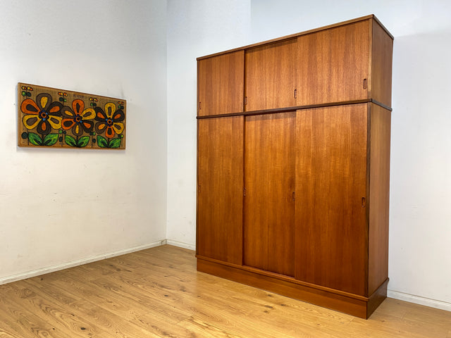 WMK Stilvoller & gut erhaltener großer skandinavischer Kleiderschrank , Vollholz in Teak , mit Schiebetüren & Aufsatz # Schrank Schlafzimmerschrank Wardrobe Danish Design Mid-Century Vintage Teakholz