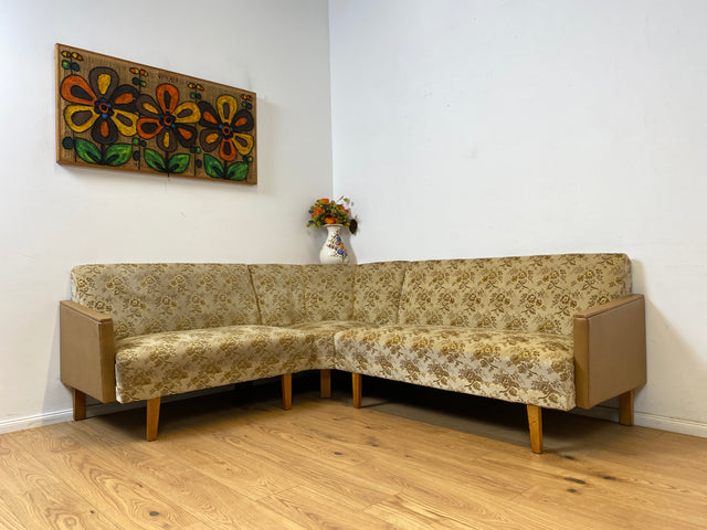 WMK Sehr hübsches und gut erhaltenes 60er Jahre Ecksofa mit schönem floralem Originalbezug und bequemen Federkernsitzen # Eckcouch Couch Sofa Sitzgarnitur Mid-Century Vintage Retro # Versand möglich