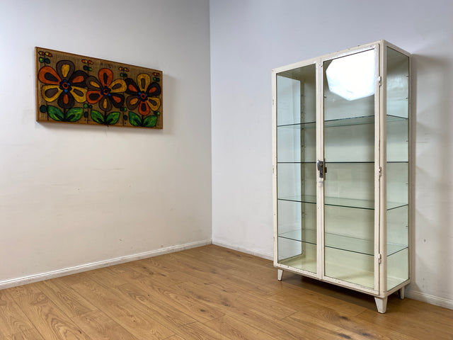 WMK I Stilvoller weißer 40er Jahre Medizinschrank aus Eisen und Glas I Vitrine Schrank Apotheker Arzt Highboard Spind Display Kabinett Industrial Design Vintage Mid-Century Berlin Bochum Hamburg