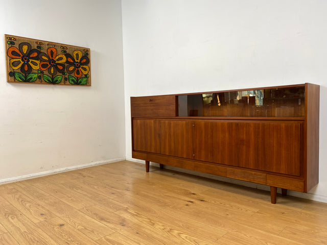 WMK I Hochwertiges Mid-Century Highboard im skandinavischem Stil in Teakholz mit Vitrine & Bar
