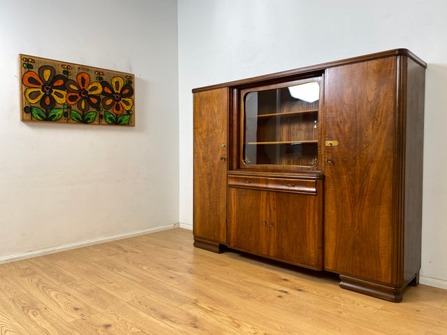 WMK Formschöner & sehr gut erhaltener 1930er Jahre Art Deco Wohnzimmerschrank aus vollem Holz mit Vitrine, Schubladen & Messingbeschlägen # Schrank Highboard Vitrinenschrank Sideboard Anrichte Vintage