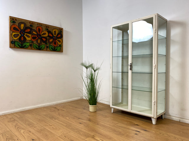 WMK Formschöner Vintage Medizinschrank aus den 1940ern aus Eisen und Glas mit Doppeltüren & 4 Glasböden # weißer Apothekerschrank Vitrine Arztschrank Arztvitrine Glasvitrine Industrial Design Display