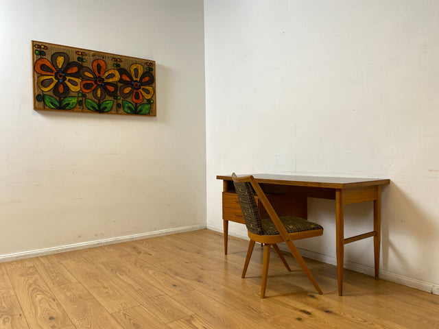 Stilvoller und gut erhaltener freistehender Mid-Century Schreibtisch mit Schubladen