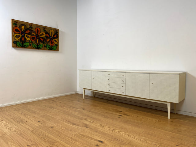 WMK Stilvolles und gut erhaltenes weißes 70er Jahre Sideboard mit Schubladen, Messinggriffen und seltenen reliefartigen Fronten # Kommode TV-Bank TV-Lowboard Fernsehschrank Anrichte Retro Vintage