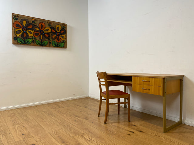 WMK I Stilvoller heller 70er Jahre Schreibtisch , freistellend mit Regal & Kufen Füßen aus Metall I Writing Desk Bürotisch Arbeitstisch Computertisch Retro Mid-Century Vintage I Berlin Leipzig Bremen